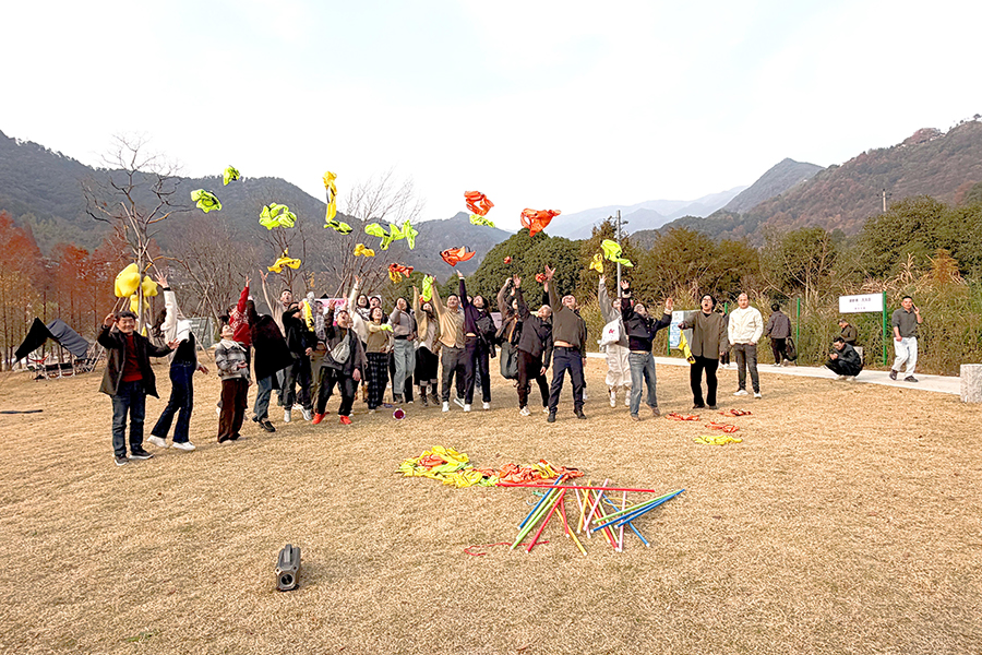 El evento de formación de equipos de JinHuan Art & Craft en el lago Lunv a finales de otoño concluye con éxito